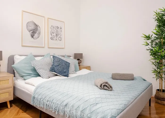 Near Center - 3min Walk To U4 Metro