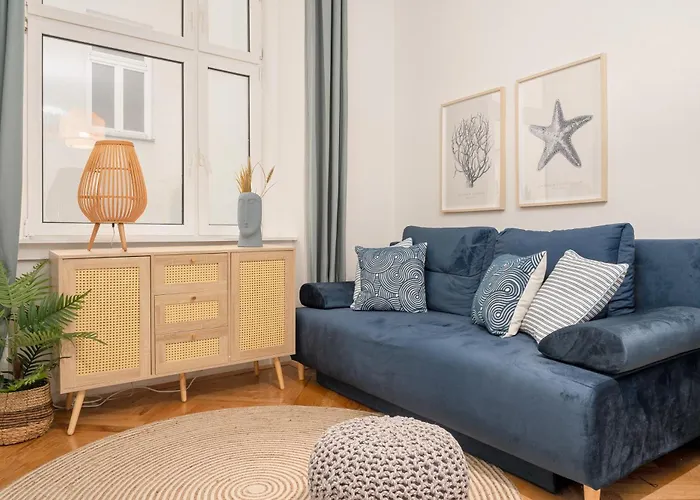 Near Center - 3min Walk To U4 Metro *